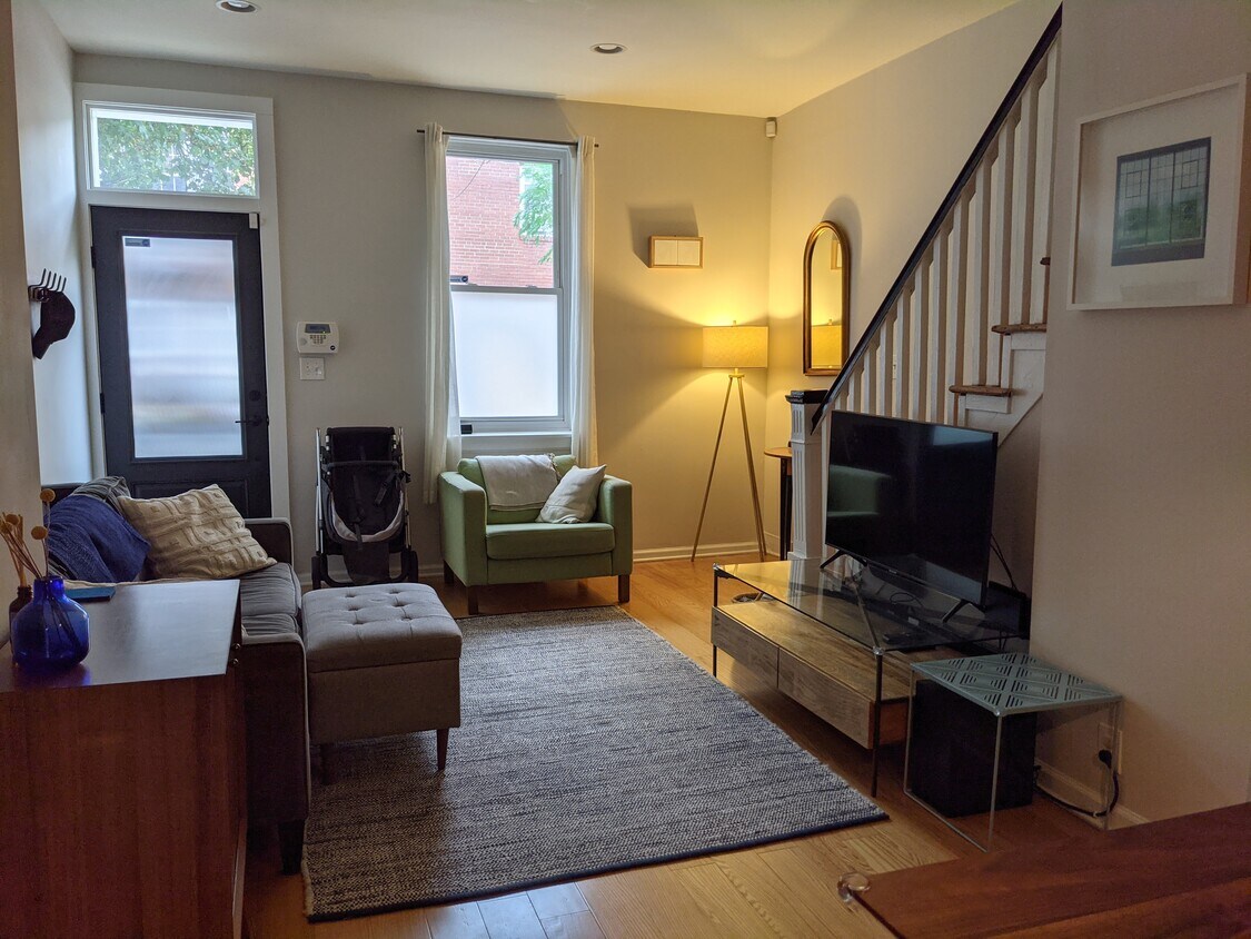 668S sala de estar - 2202 Coral St