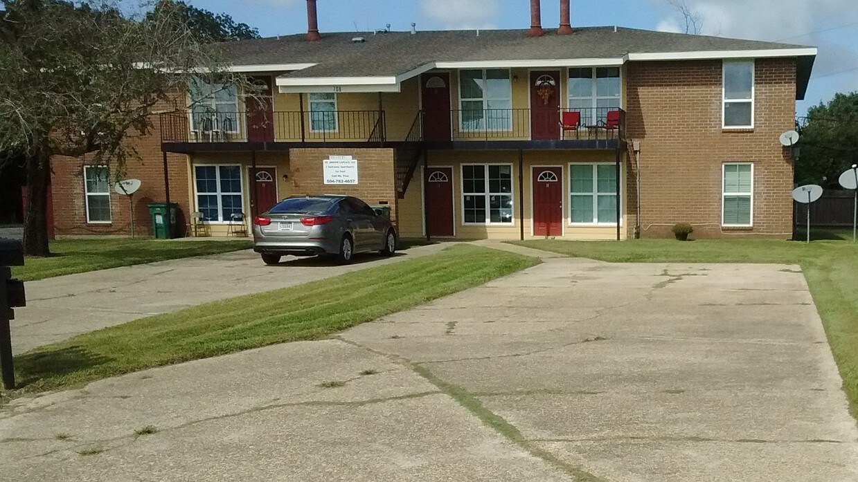 front view - 712 Colony Dr