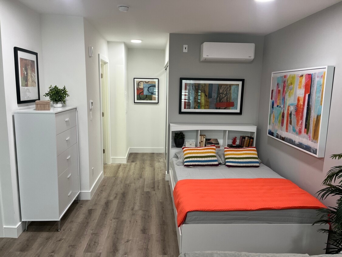 Primary Photo - Kingsley Diplomat Apartments