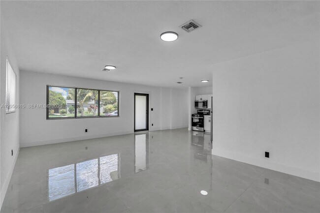 Building Photo - 1000 NW 198th St