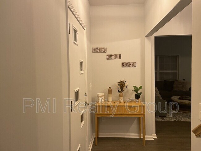 Foto del edificio - 2145 N Taylor Rd