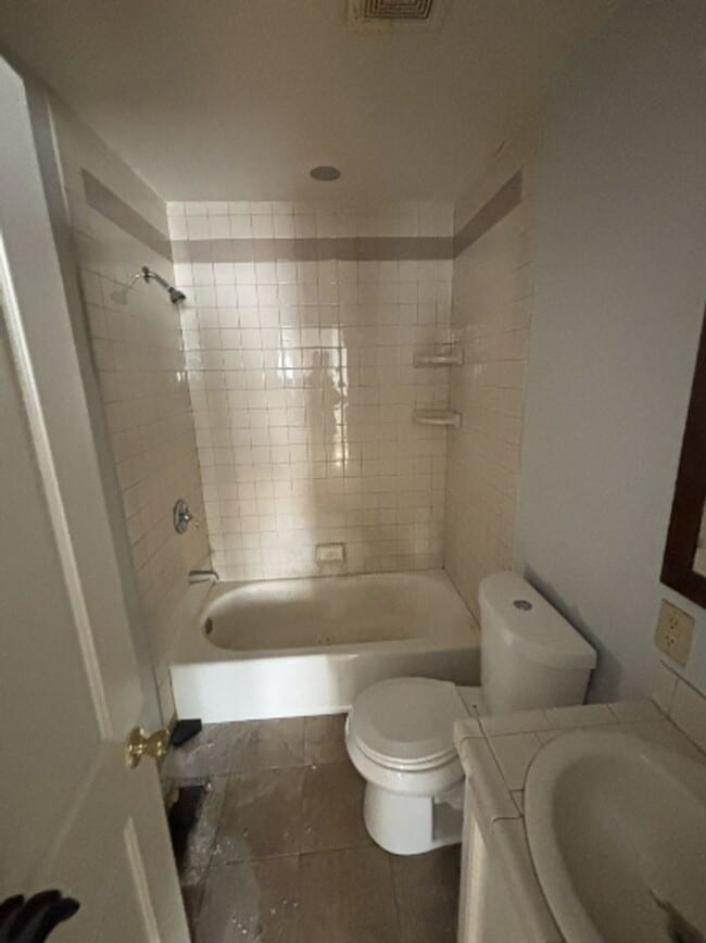 Building Photo - 3 Bed 1 Bath Available Now!