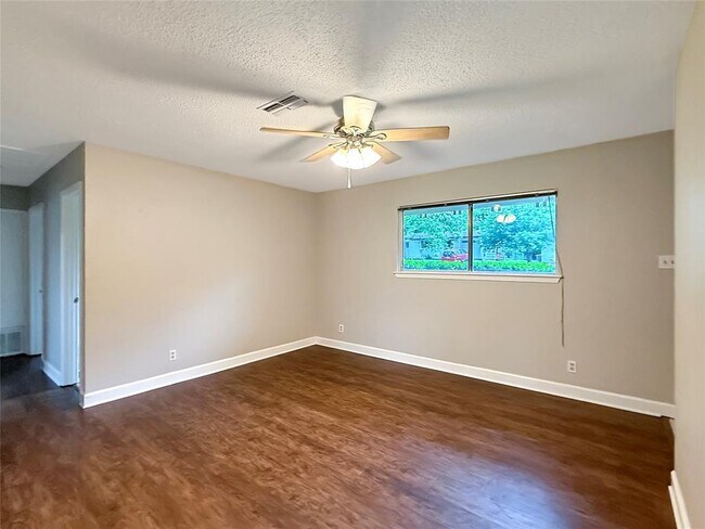 Foto del edificio - 7611 Eastcrest Dr