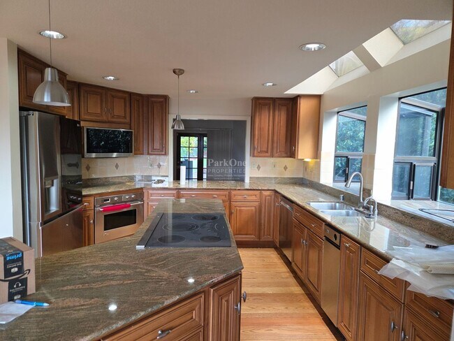 Building Photo - Spacious Walnut Creek Home