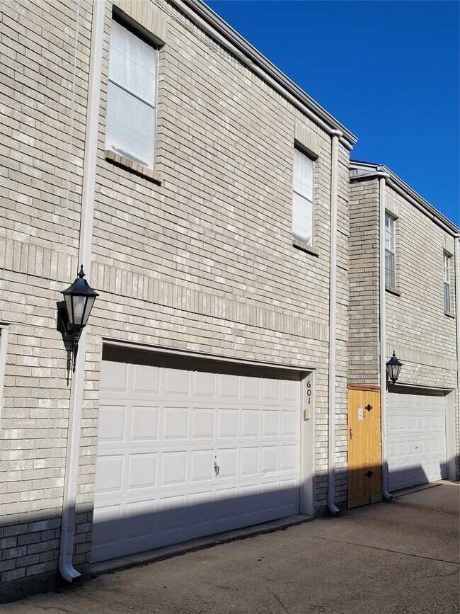 Building Photo - 3800 Tanglewilde St