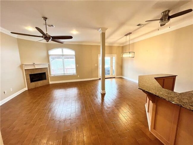 Building Photo - Beautiful and Spacious townhome in gated Clipper Estates. Three bedrooms, each with a private bat...