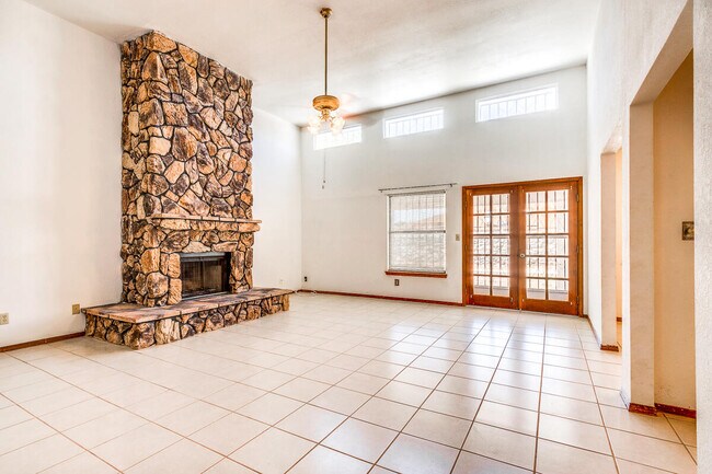 Building Photo - 845 Agua Caliente Dr