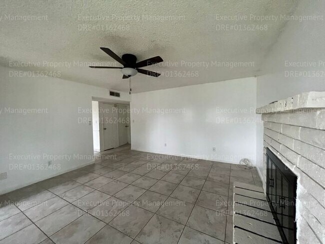 Foto del edificio - 3 bedroom/ 2 bathroom home located near New Stine Rd/ Wilson Rd