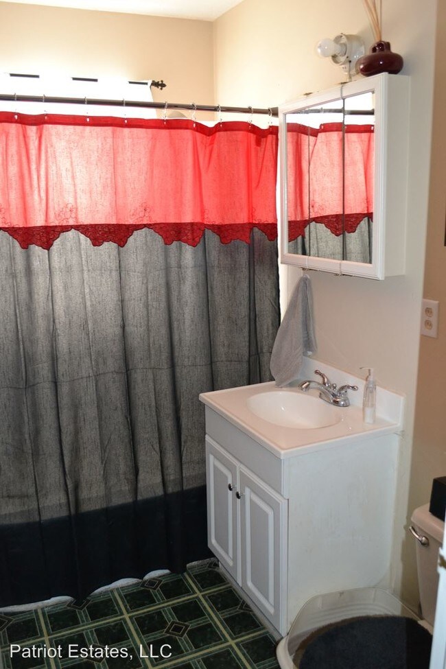 Foto del edificio - 1 br, 1 bath Apartment - 225 N. Madison