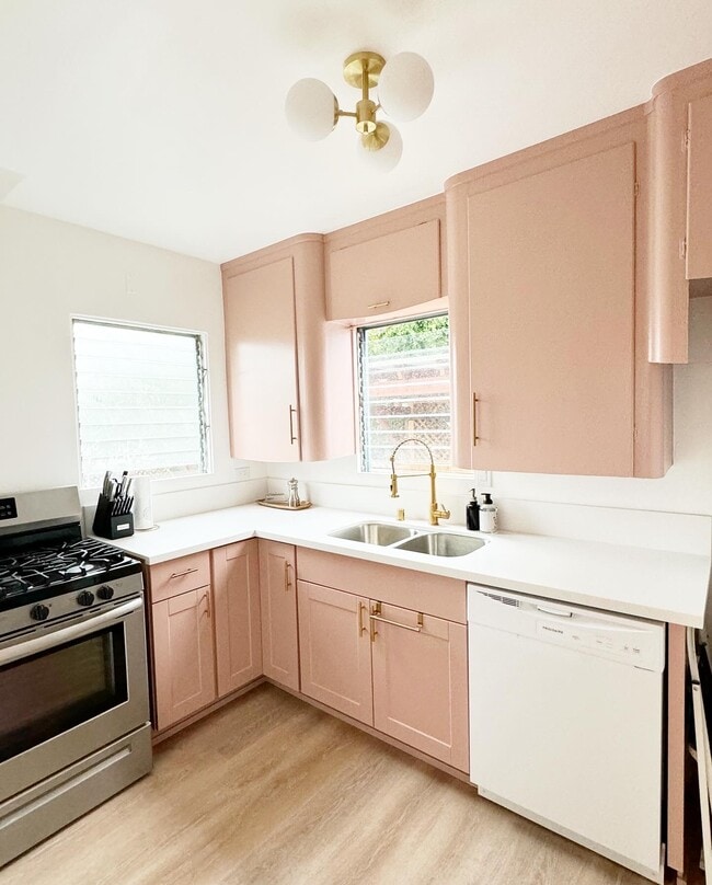 Pink Kitchen - 4574 Florida St