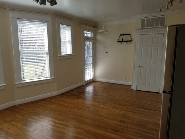 Building Photo - 4831 Junius St