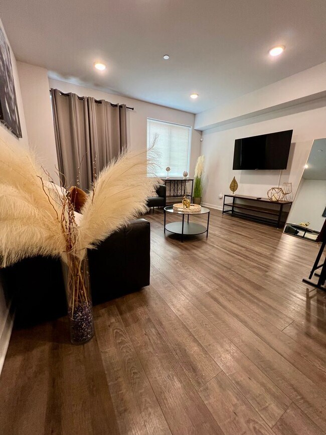 Foto del edificio - Luxurious 3-Bedroom Apartment in Powelton ...