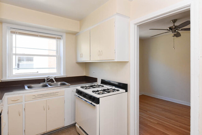 Building Photo - 2723 W Berwyn Ave