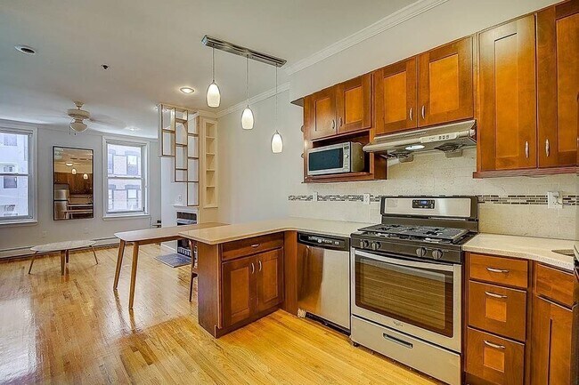 Building Photo - 74 Garden St