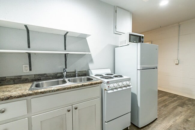 Building Photo - 1 Bedroom with Private Yard