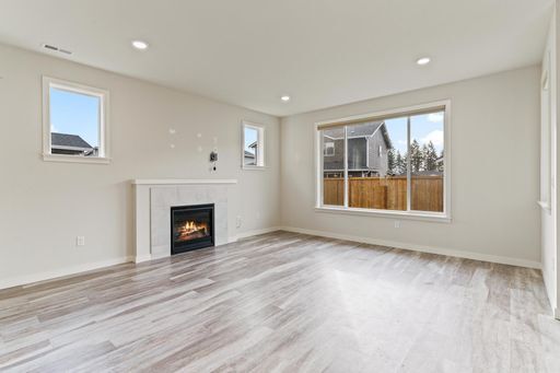 Foto del edificio - Bueaitful 4 bedroom home with 1 bed 1 bath MIL!