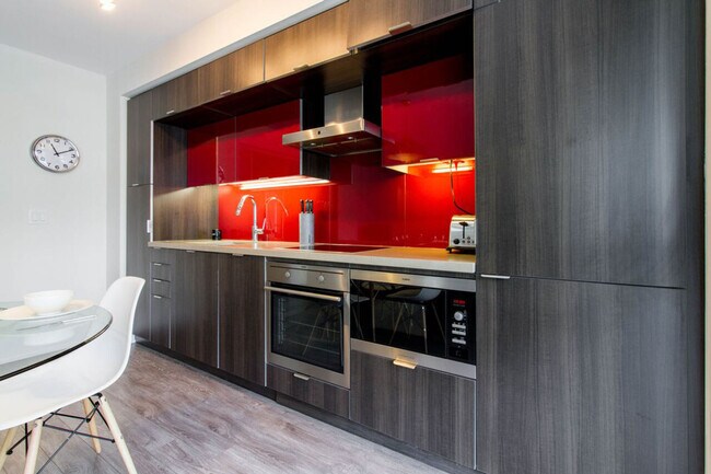 Photo du bâtiment - 300 Front St W