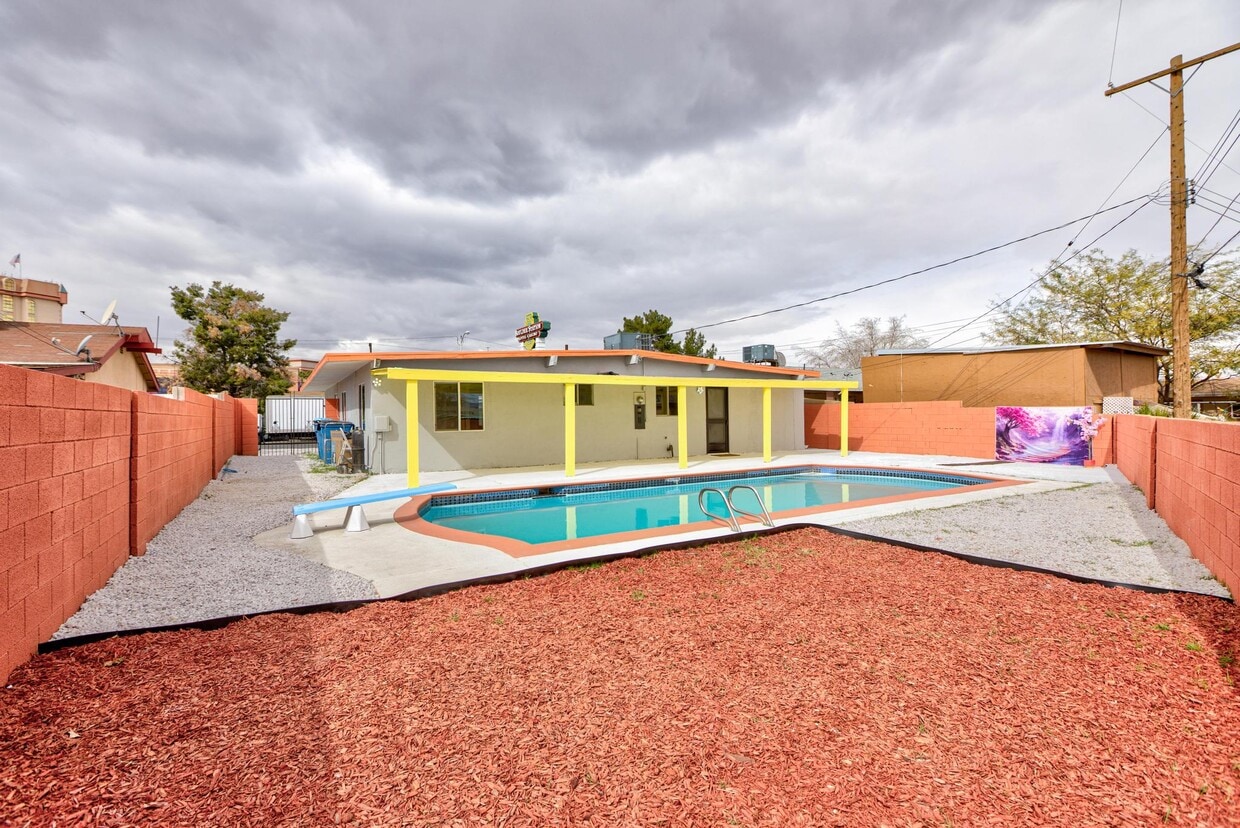 Primary Photo - 3008 Lawndale St