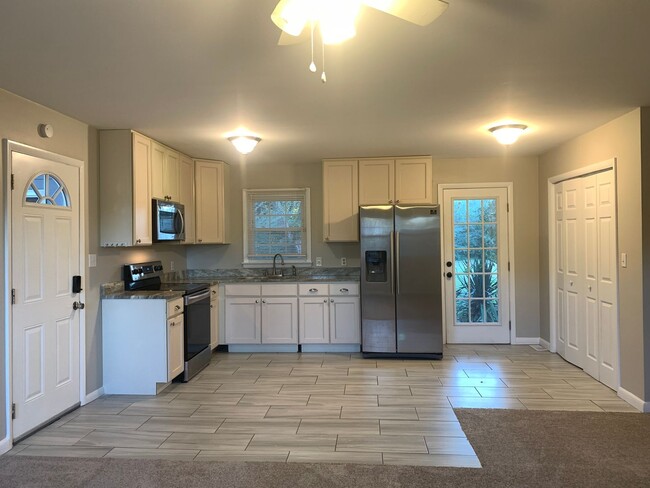 Building Photo - Pretty Renovated Rent Ready Ranch Near I-4...