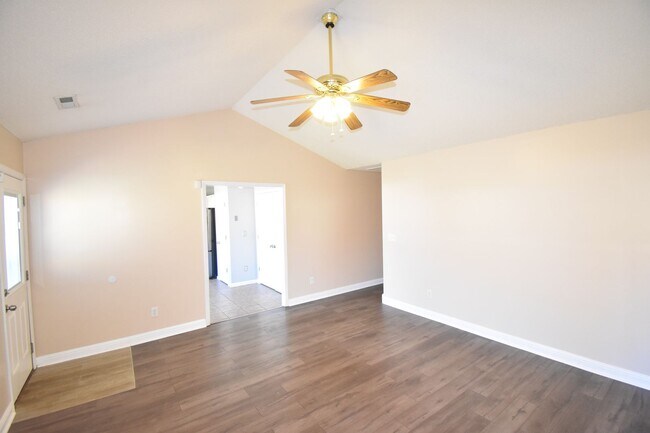 Building Photo - Coming Soon: 3 Bedroom and 2 Bath Home- Bo...