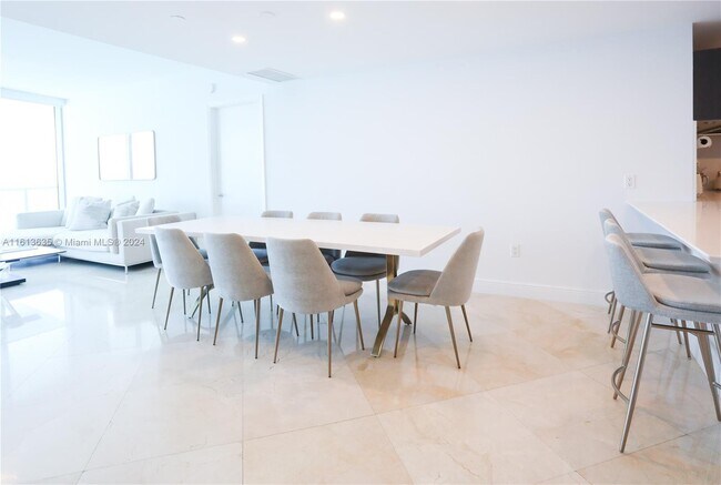 Building Photo - 17001 Collins Ave