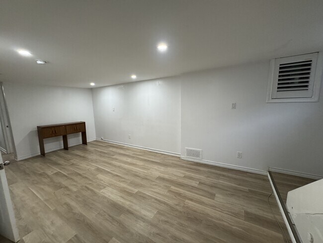 Building Photo - 42 Bloomfield Ave