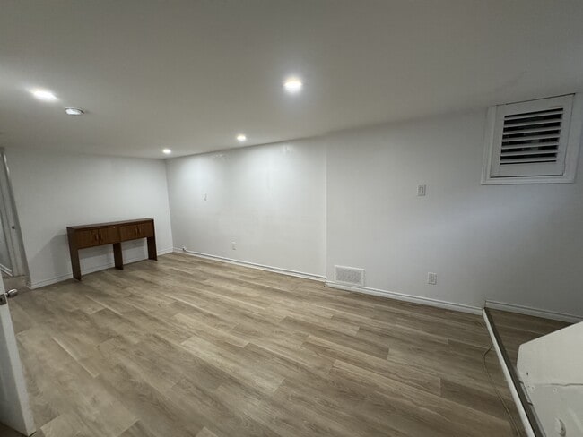 Photo du bâtiment - 42 Bloomfield Ave