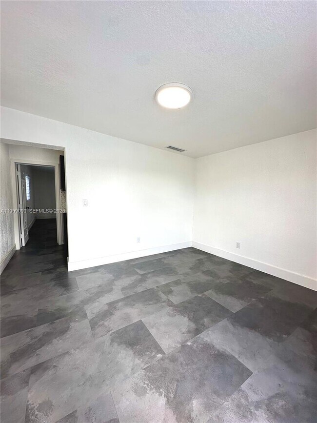 Foto del edificio - 1960 W 63rd St