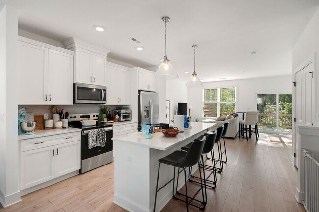 Building Photo - Stunning Like-New Townhome in Prime South Durham Location!