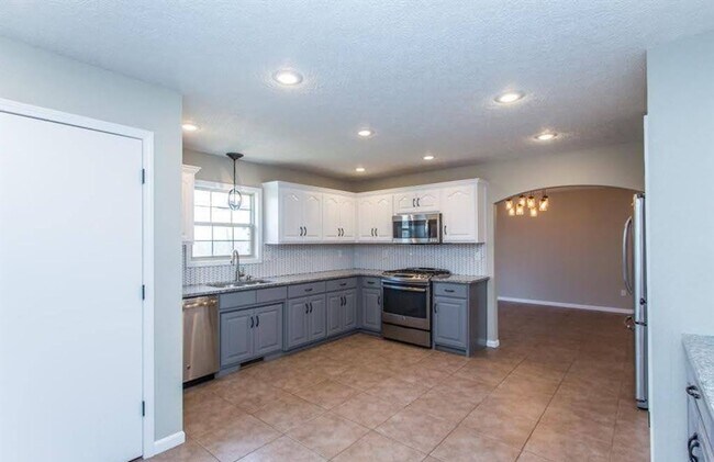 Building Photo - Huge fenced home close to FLW