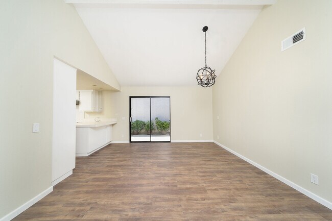 Área de comedor + vista de la cocina: vista 2 - 3148 Manistee Dr