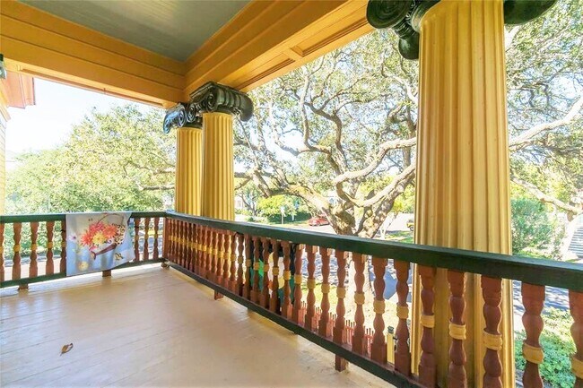 Building Photo - 2927 Bernardo De Galvez Ave