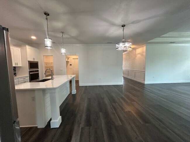Building Photo - Immaculate 3/2 with Yard, Garage, and Pet ...