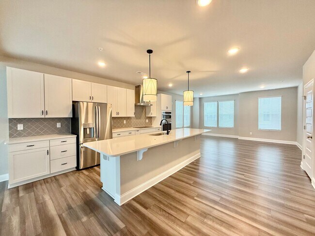 Foto del edificio - **OFFERING FIRST MONTH'S RENT FREE, $200 MOVE IN PROMOTION & REFUNDABLE APPLICATION FEES** New Co...