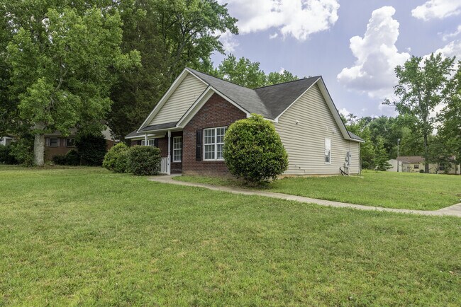 Foto del edificio - 4804 Lakeview Road, Charlotte, NC 28216