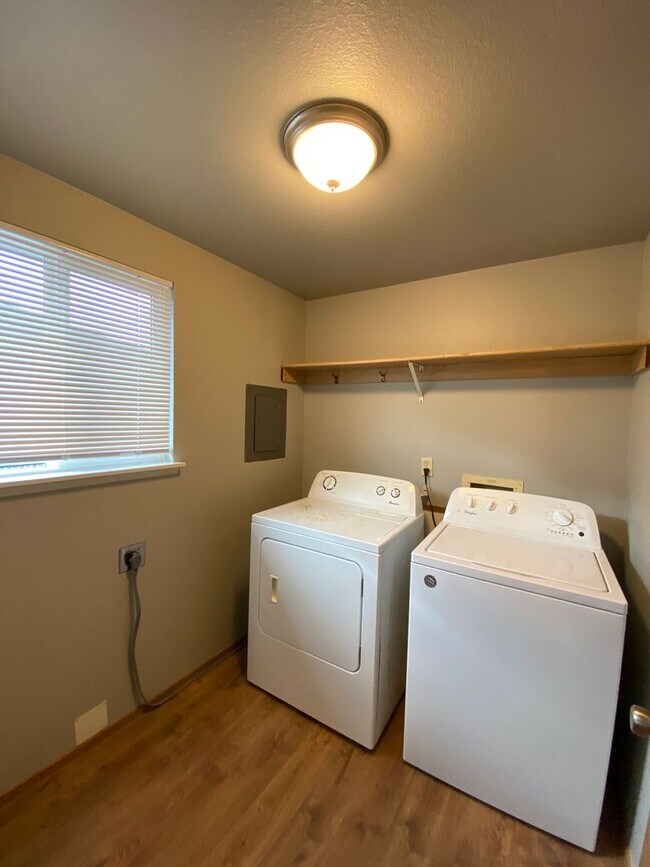 Foto del edificio - No Shared Laundry Here—Washer & Dryer Included!