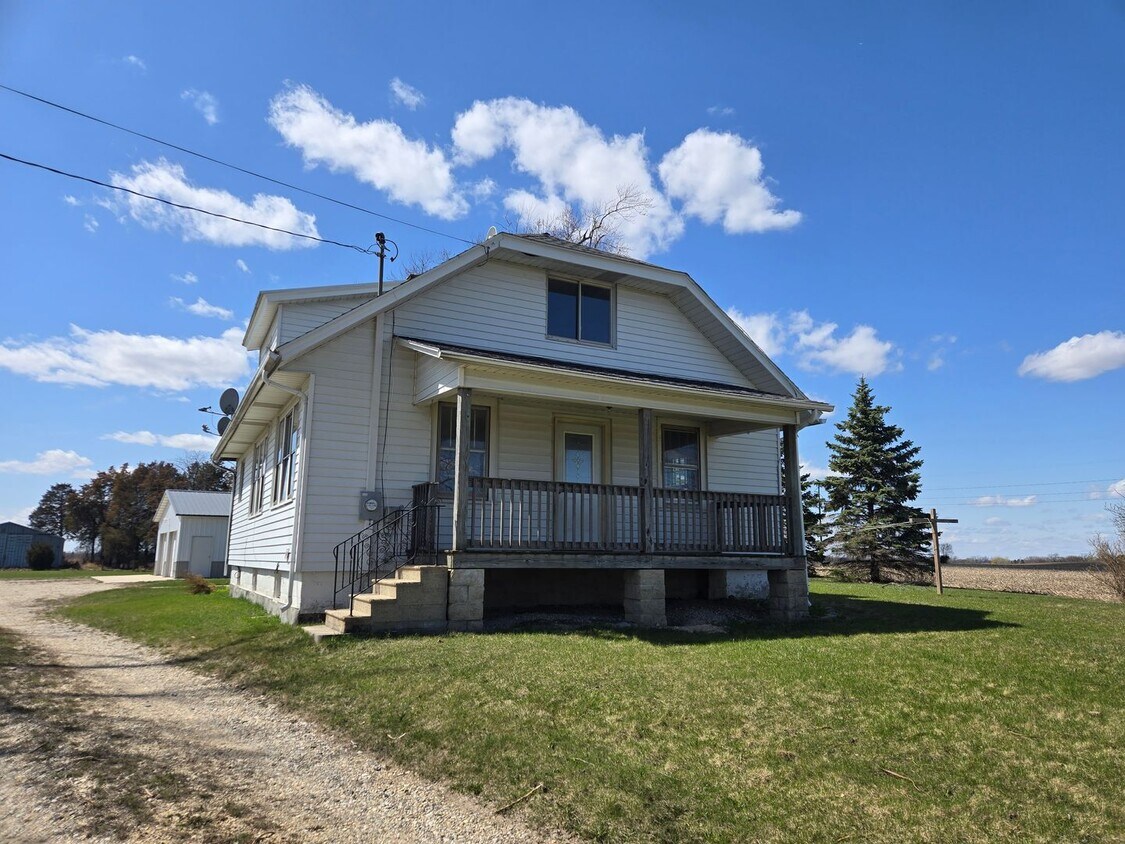 Primary Photo - Large 4 Bedroom Farmhouse
