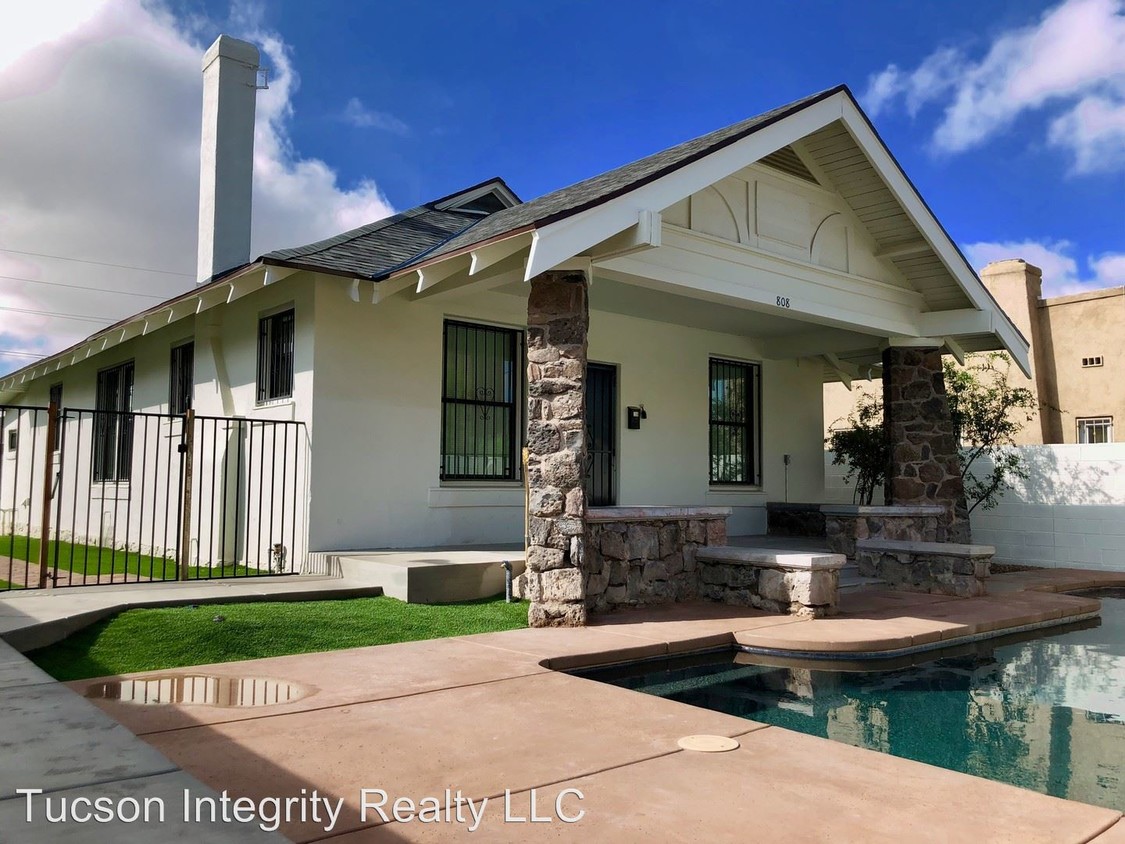 Primary Photo - 8 br, 6 bath Room For Rent - 808 E 6th Street