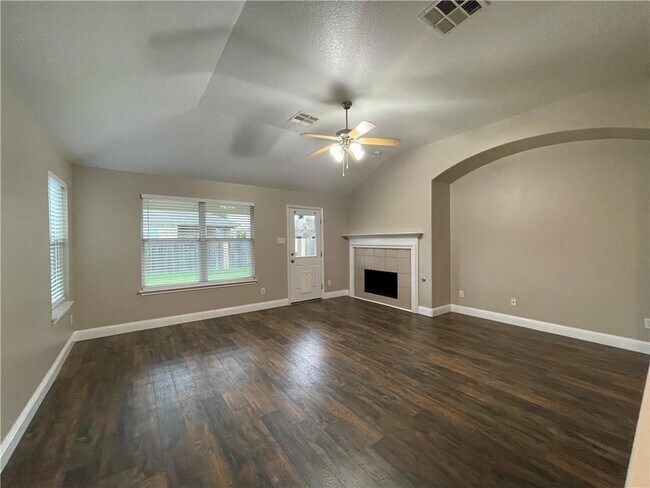 Building Photo - 18512 Sandy Bottom Dr