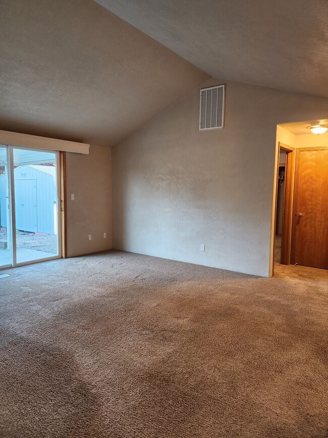 Building Photo - Nice 3 bedroom, 2 bath home in Central Point!