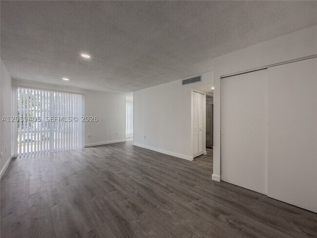 Foto del edificio - 17570 Atlantic Blvd