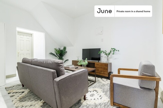 Building Photo - Room in Shared 4 bed/2 bath home in Hell's Kitchen