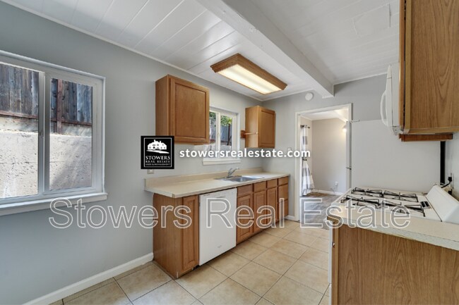 Building Photo - 2073 Overhill Rd