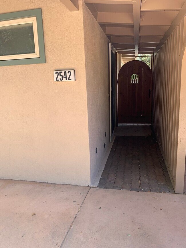 Foto del edificio - 2542 Crescent Ave