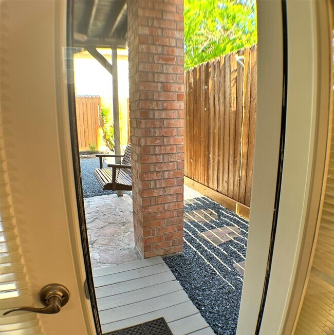 Building Photo - 913 Birdsall St