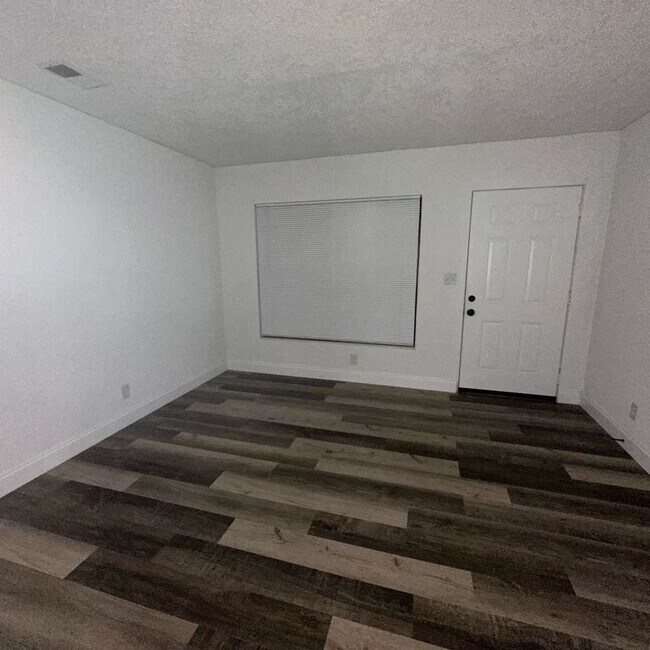 Foto del edificio - 3 bedroom 2 bath home with lawn cutting in...