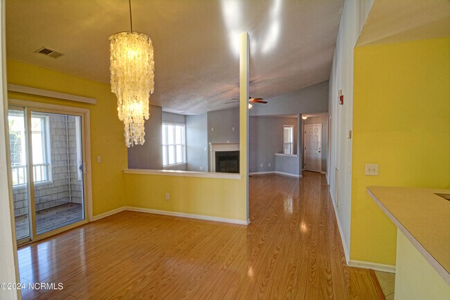 Foto del edificio - 633 Spencer-Farlow Dr