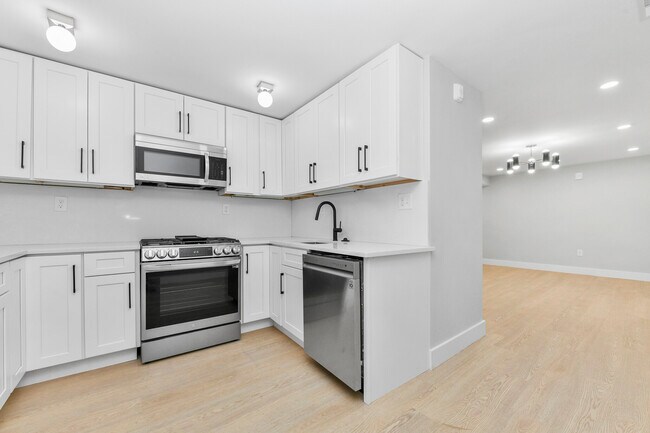 Building Photo - 65 Chelsea St