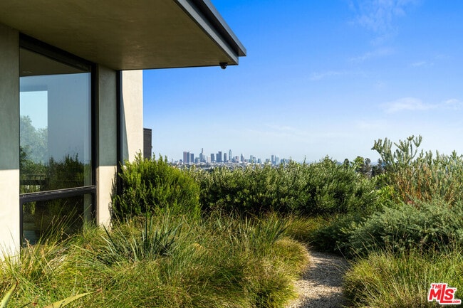 Foto del edificio - 2216 Winona Blvd