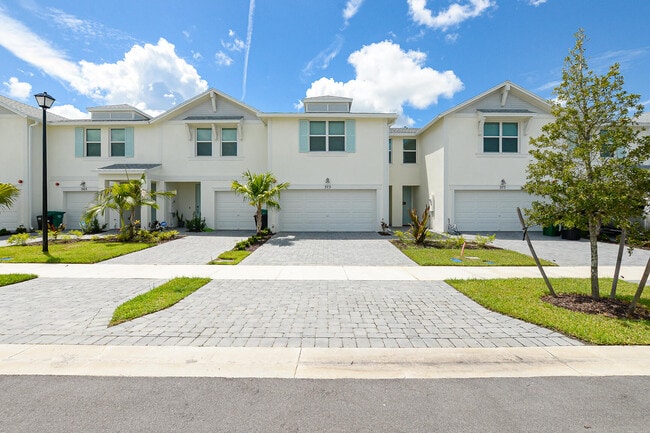 Foto del edificio - 373 Salisbury Cir